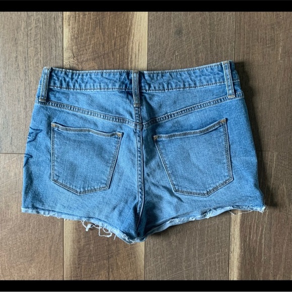 Universal Thread Cut-Off Jeans Embroidered - Picture 2 of 4